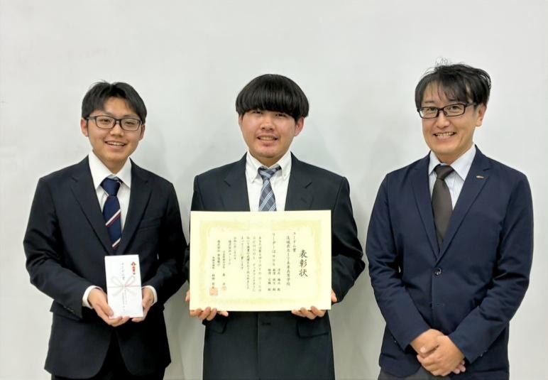 左から、IT未来高等学校「リーダーは auk」の麻窪晄生さん、河内颯汰さん、株式会社ユードム 取締役・常務執行役員 渡邉悟司